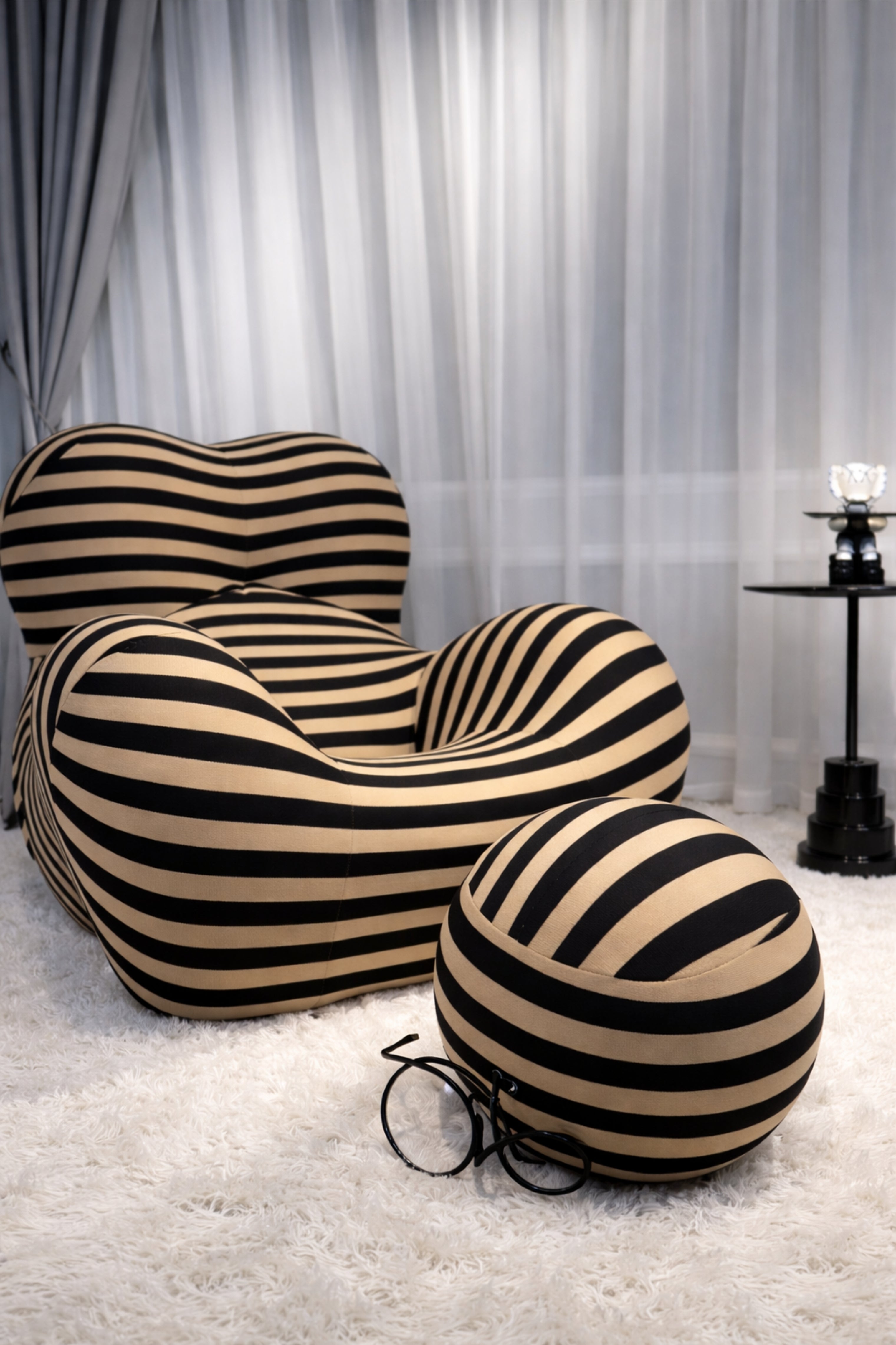 URBINO LOUNGE CHAIR (stripes)