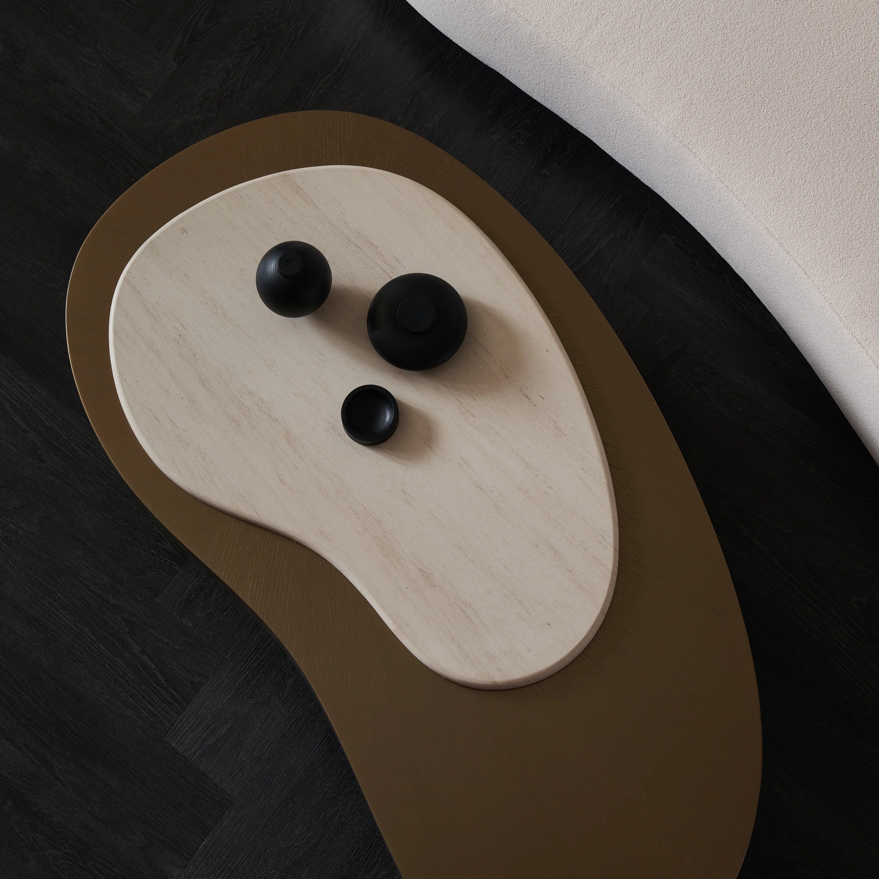 CONTRAST COCKTAIL TABLE